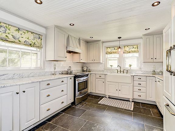 Fully Renovated Kitchen w/Custom Cabinets, New Appliances