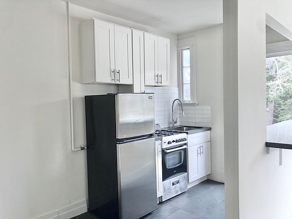 4th image of 2415 Lincoln Way APT 3