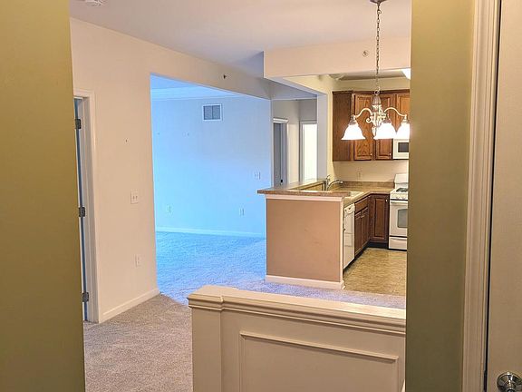 4th image of 734 Creekside Dr