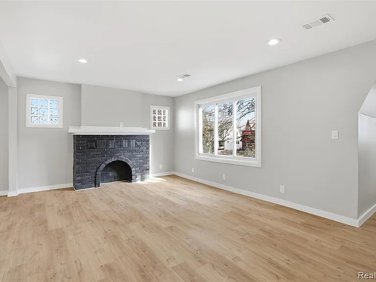 14615-14617 Winthrop St — Photo 35