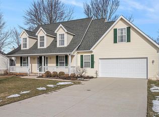 2028 Waterside Dr, Fenton, MI 48430