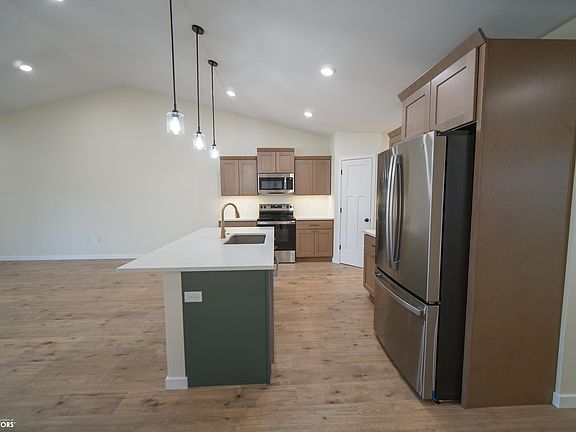 5th image of 202 E Lillian Ave