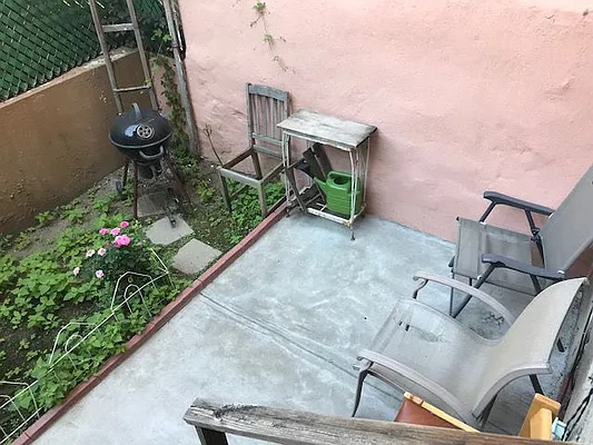 Rented by Zikos Realty Services | media 25