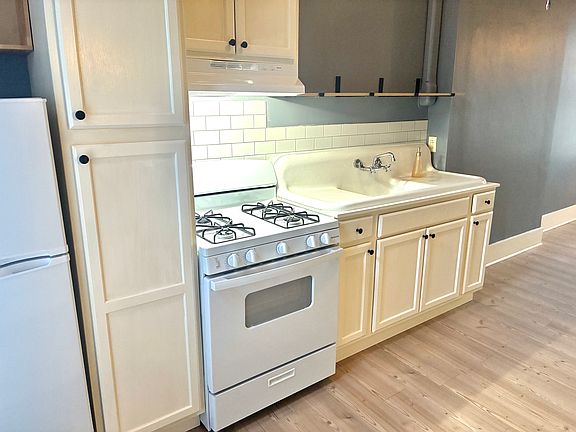 2nd image of 119 S Queen St APT 1