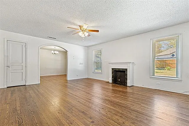 226 E Jerden Ln — Photo 3
