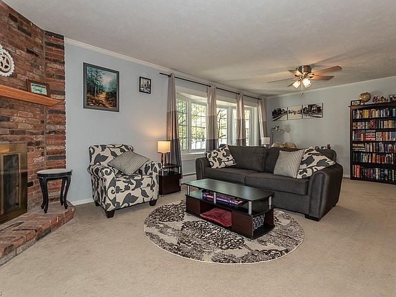 3rd image of 5 Meadowlawn Dr Unit 5