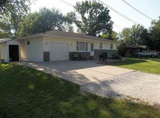 422 4th St W, Andalusia, IL 61232