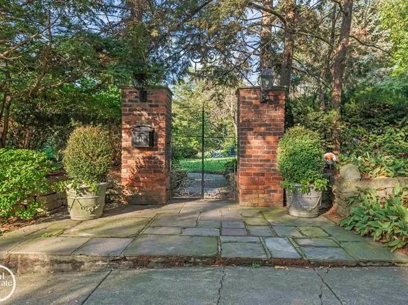 242 Lewiston Rd, Grosse Pointe Farms, MI 48236
