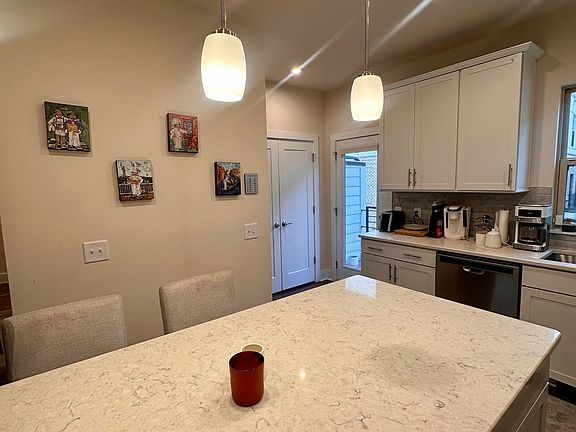 Kitchen - large island in the middle