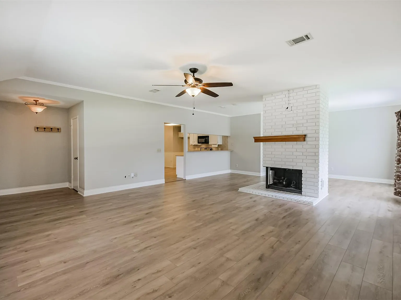 3 bed, 2.0 bath, 1696 sqft, $2,200 — Photo 4