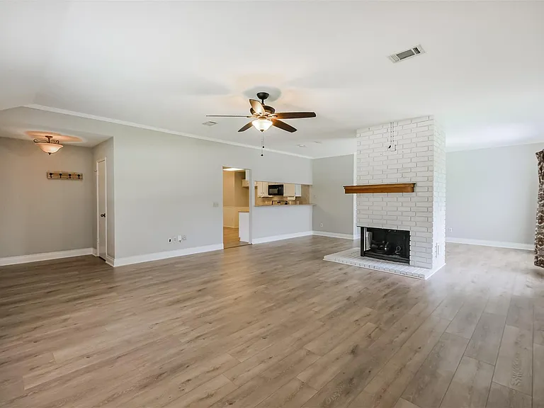 2315 Cunningham Dr — Photo 4