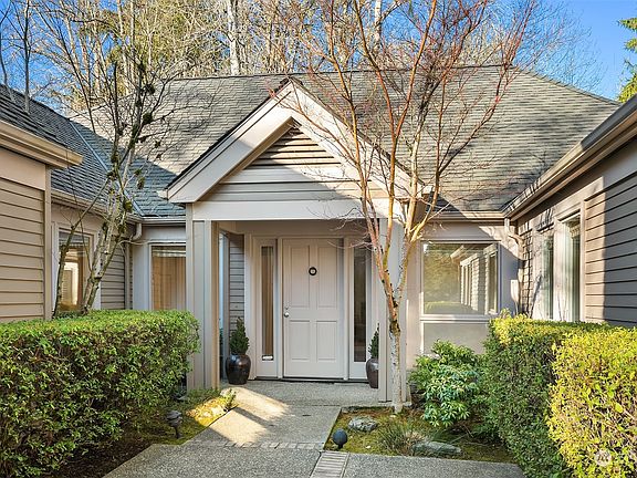 4th image of 1810 Bellevue Way NE