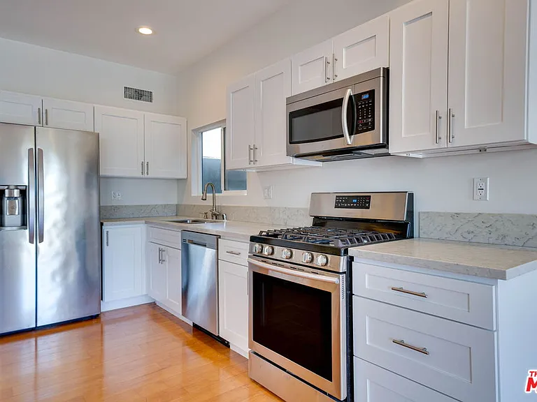 1411 Cloverfield Blvd #B — Photo 3