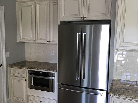 4th image of 20 Edgewater Ave