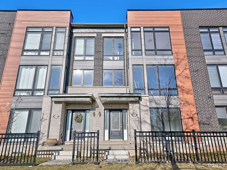 2501 Littlefield Cres — Photo 1