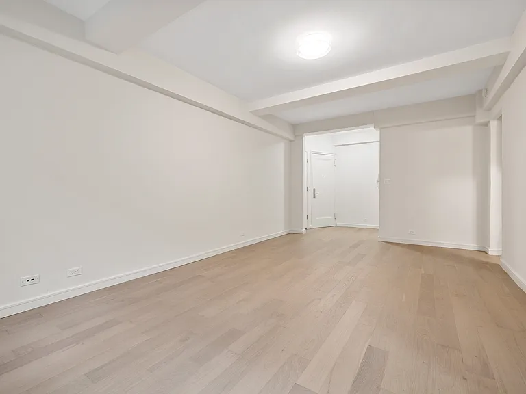340 E 52nd St #3G — Photo 3