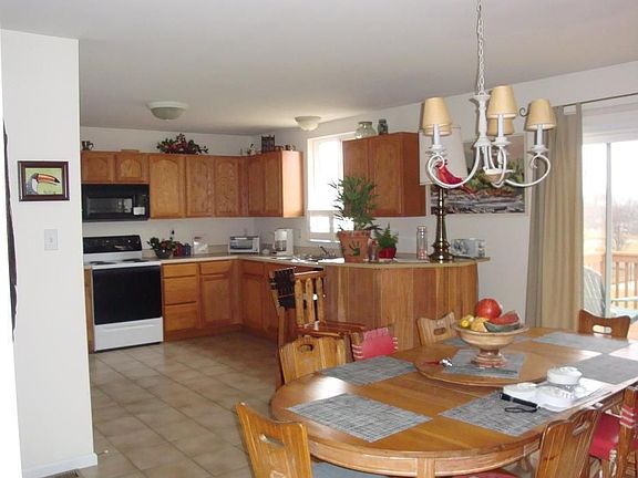 Kitchen/dining entertaining