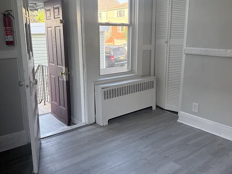 425-427 3rd Ave #B — Photo 2