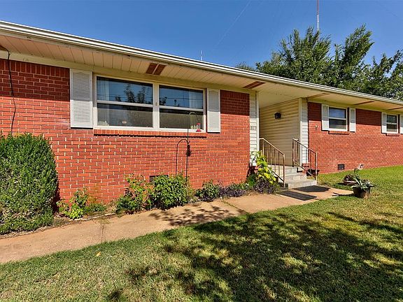 2nd image of 1013 Clover Ln