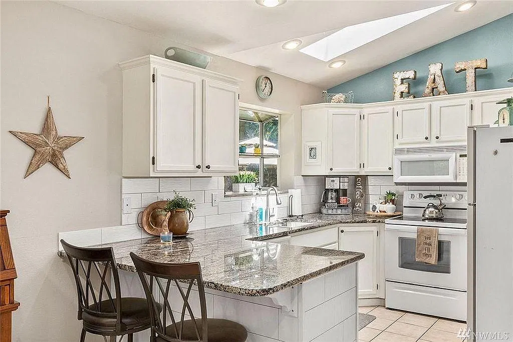 3 bed, 2.5 bath, 1720 sqft, $3,250 — Photo 3