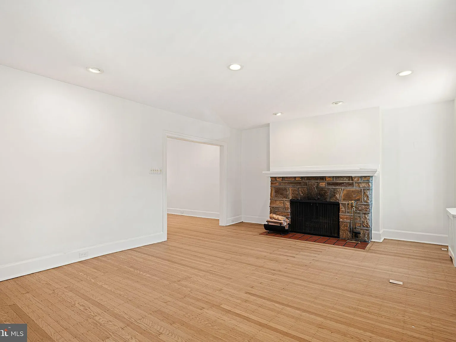 4 bed, 2428 sqft, $4,295 — Photo 3