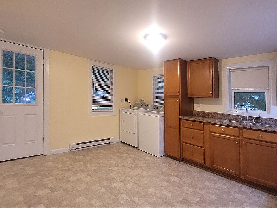 Kitchen w/ washer & dryer