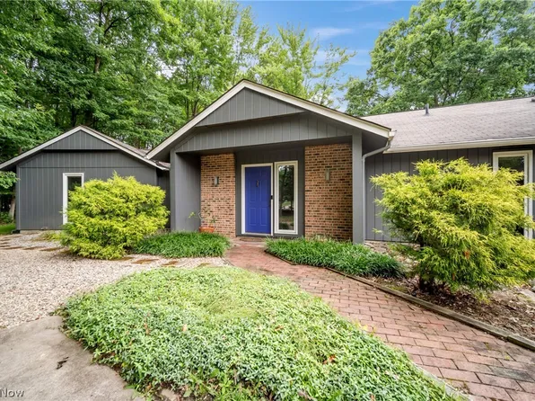 21979 Meadows Edge Ln, Strongsville, OH 44149