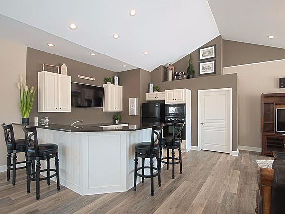 2nd image of 481 Heritage Sq #21302