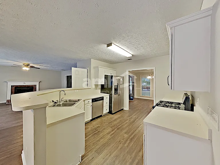 375 Saybrooke Xing — Photo 4