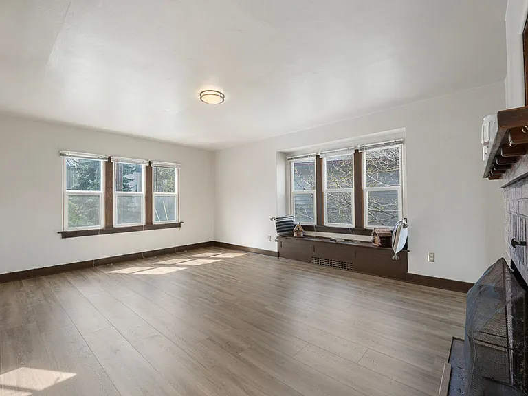 935 NE Maple St — Photo 5