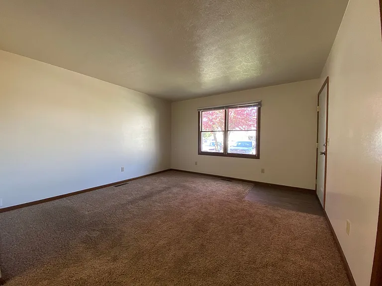 122 S Silverwood Ln — Photo 3