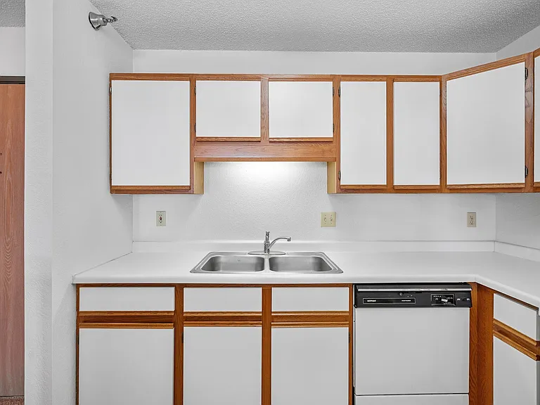 Sterling Ponds Apartments — Photo 12