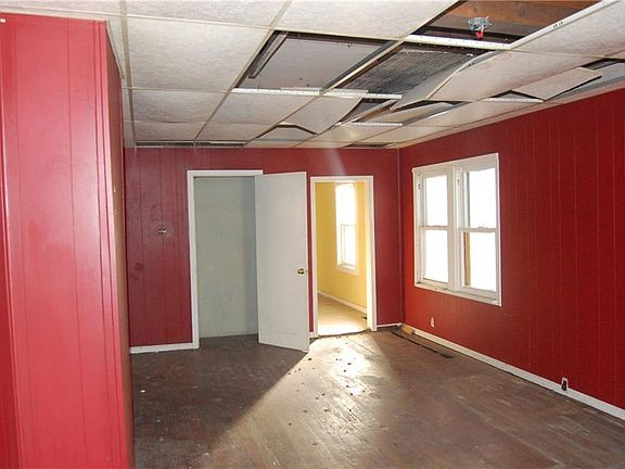 3rd image of 265 E Caven St