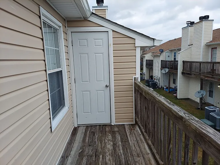 1420 Deerpond Ln — Photo 12