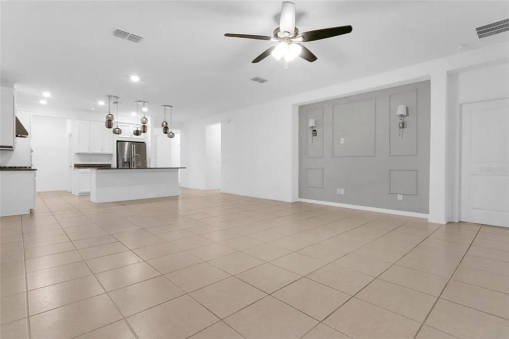 4 bed, 3.0 bath, 2400 sqft, $2,895 — Photo 3