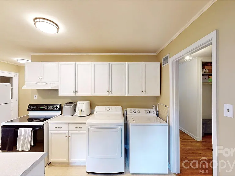1136 E Woodlawn Rd — Photo 16