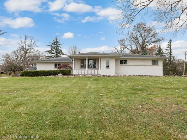 309 Hiram St, Lake Orion, MI 48360