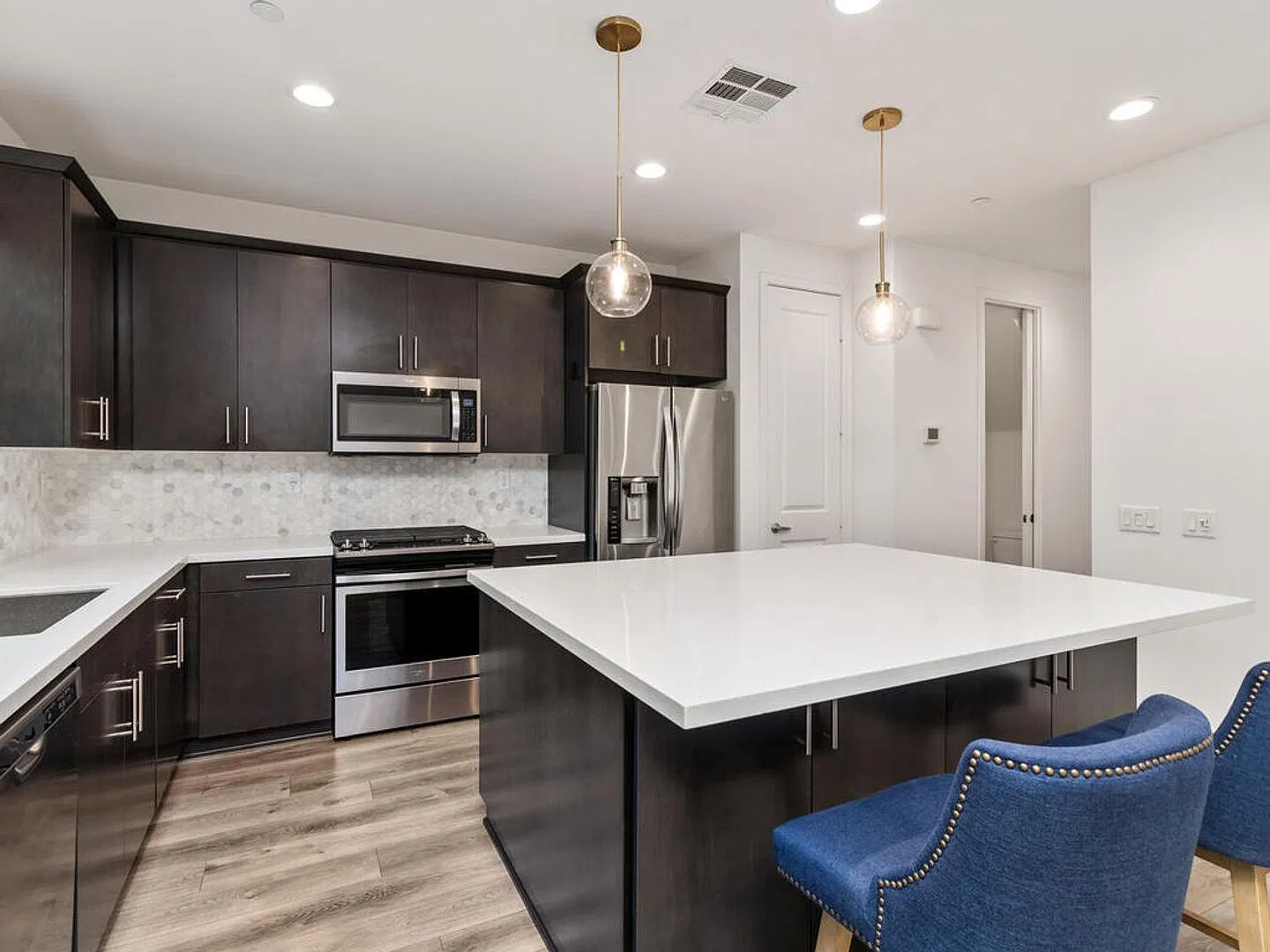 Beautiful home in gated Pacific Ridge — Photo 4