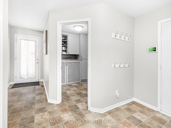 4th image of 14 Davis Ln