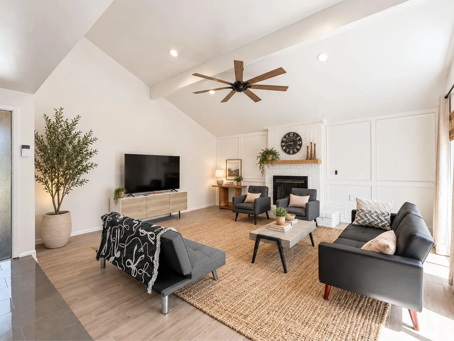 3 bed, 2.0 bath, 2316 sqft, $2,900 — Photo 4
