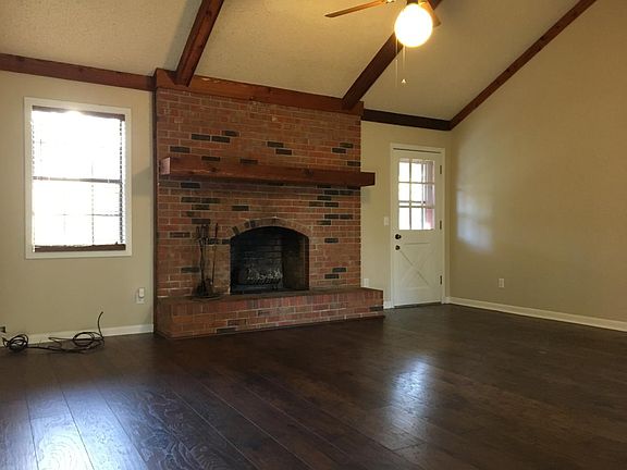 Vaulted family room w/ fireplace