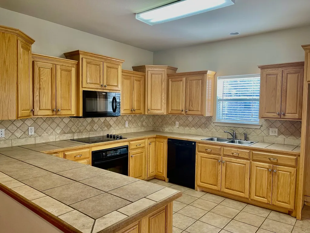 3 bed, 1576 sqft, $1,995 — Photo 2