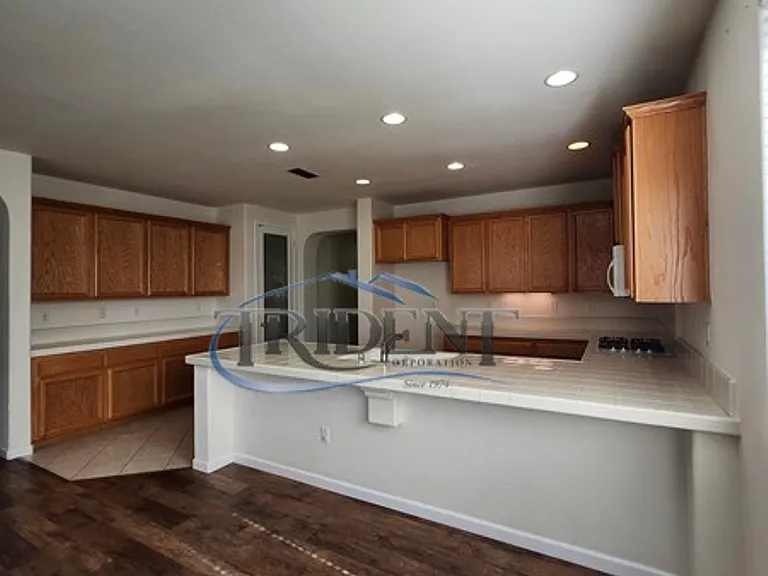 1038 Zanes Dr — Photo 3
