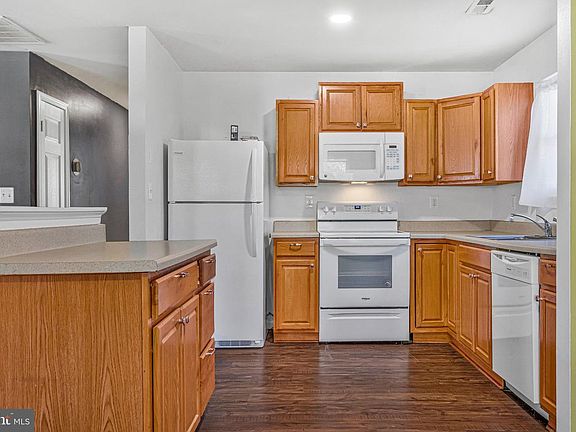 3rd image of 724 Spruce Dr