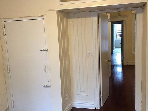 4th image of 4615 30th Ave APT 1R
