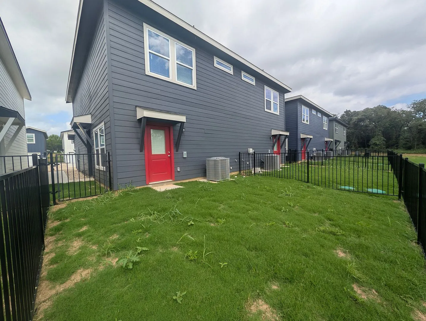 Brand New Duplex in New East Parks Community — Photo 4