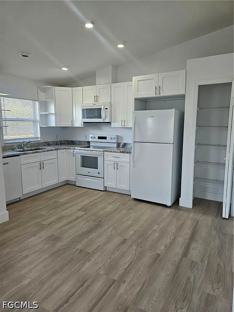3 bed, 2.0 bath, 1083 sqft, $1,400 — Photo 3
