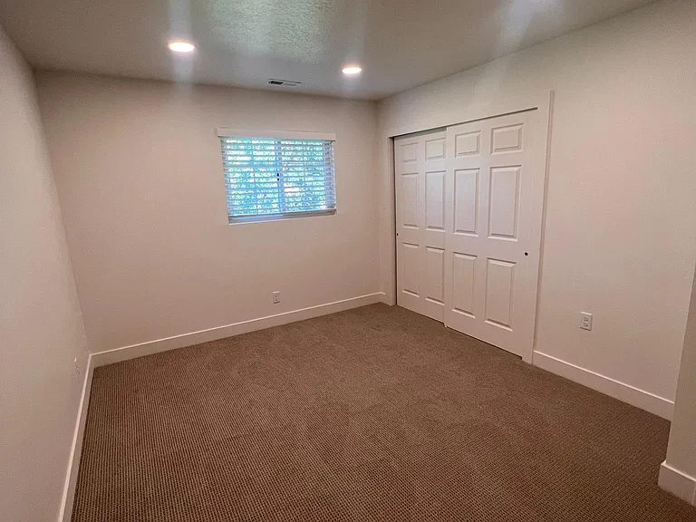 49 N 300 E — Photo 10