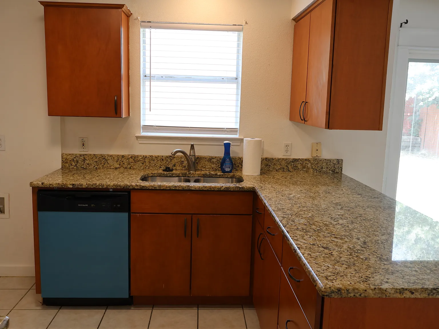 3 bed, 2.5 bath, 1929 sqft, $2,300 — Photo 3