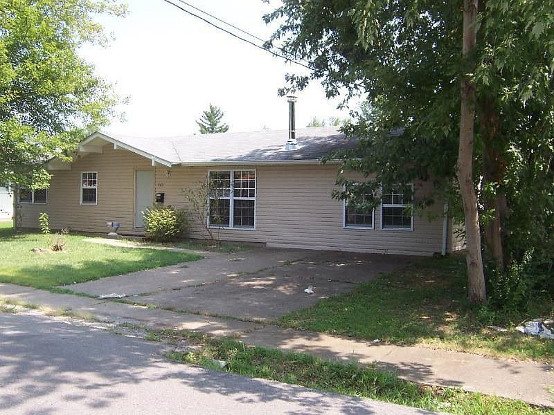 1st image of 907 S Eisenhower Dr
